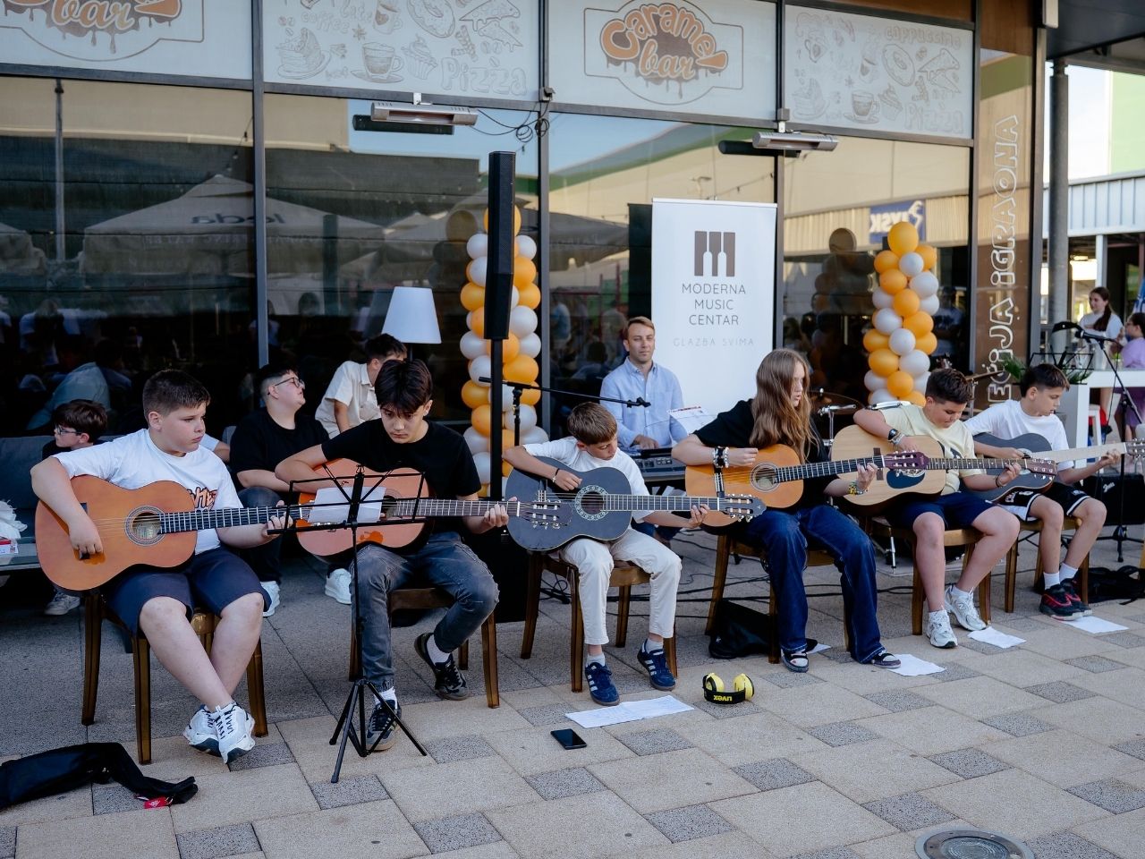 Polaznici Moderna Music Centra sviraju gitare na zajedničkom nastupu
